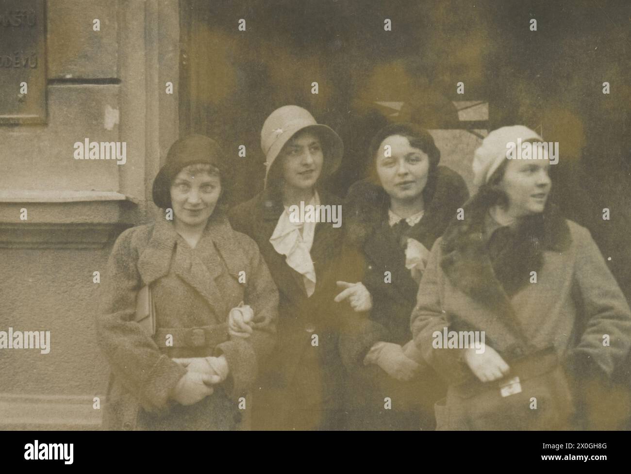 Women wearing white coats hi-res stock photography and images - Alamy