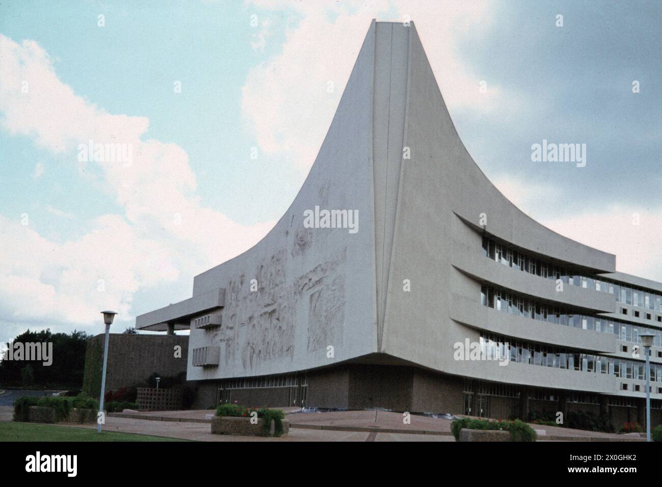 The new administration building of the University of Pretoria in modern ...