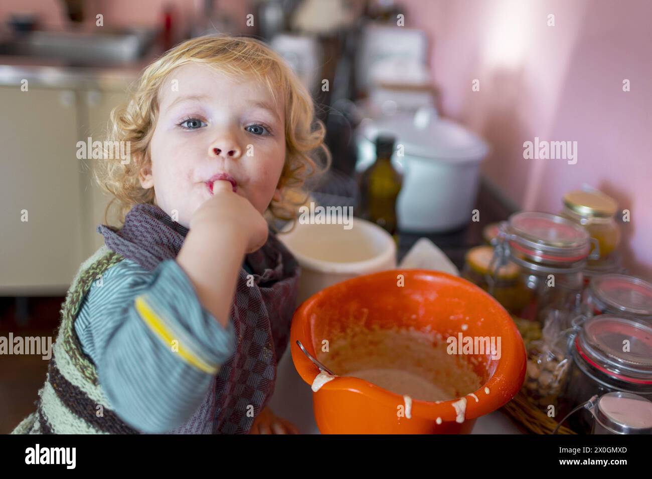 Kleinkind in einer Kueche probiert Teig aus einer Teig, Bonn, 28.12.2023. Bonn Deutschland *** Toddler in a kitchen tasting dough from a pastry, Bonn, Stock Photo