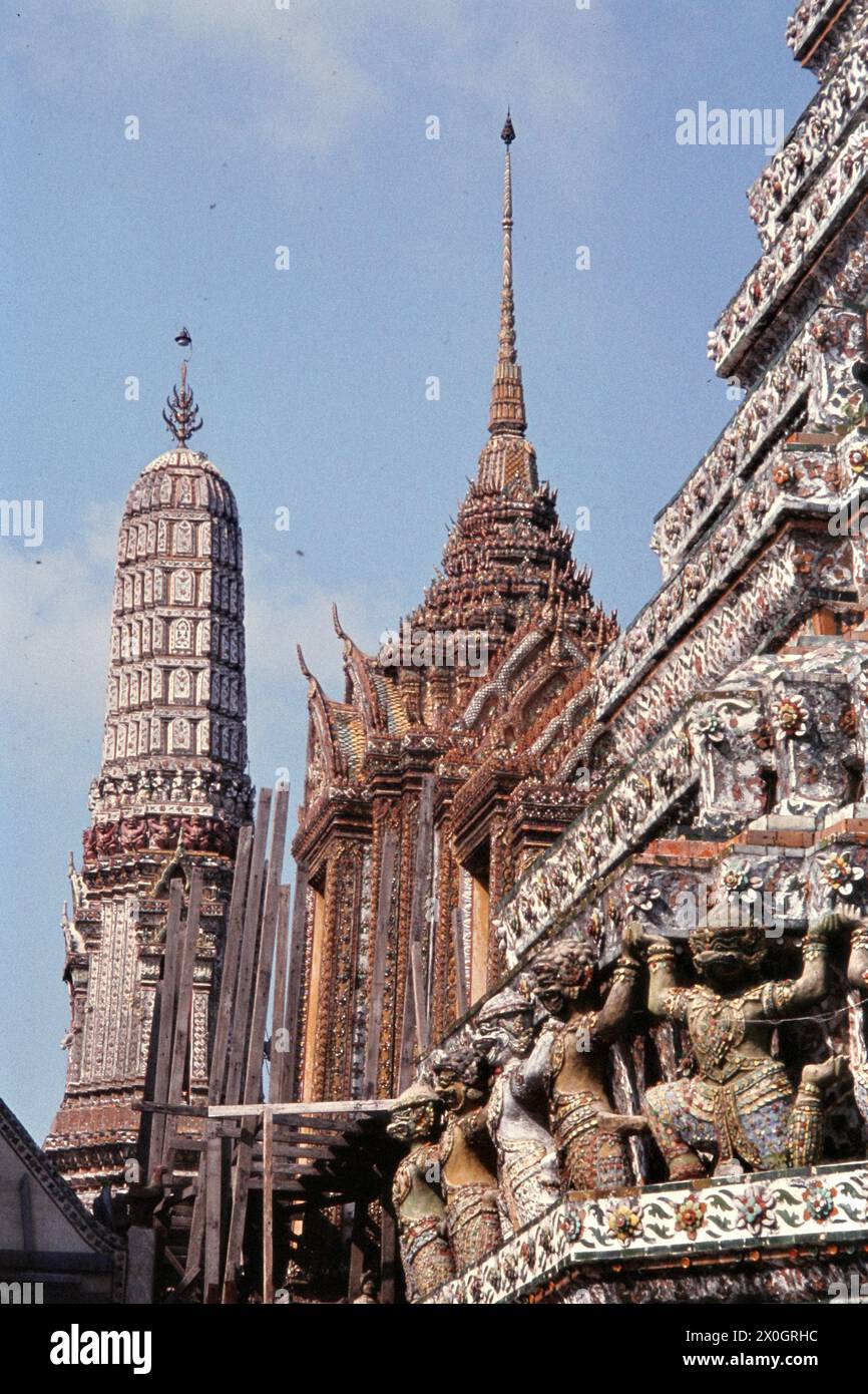 Richly decorated statues of demons carry a temple in Bangkok. [automated translation] Stock Photo