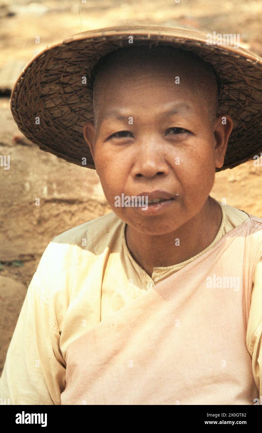 Eine ältere burmesische Nonne mit chinesischem Einschlag in Mingun. Stock Photo