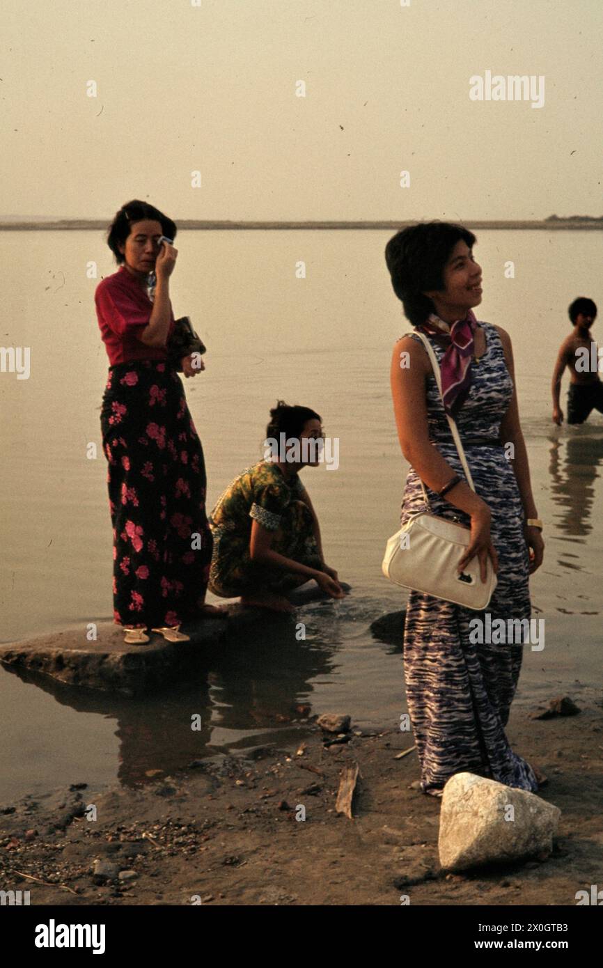 Burmesische Frauen in Kleidern am Ufer des Irrawaddy in Bagan. Stock Photo