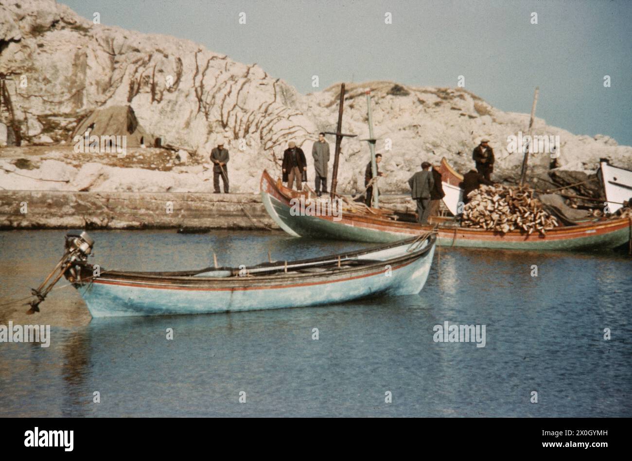 Men unload a fishing boat in the port of Sile. [automated translation] Stock Photo