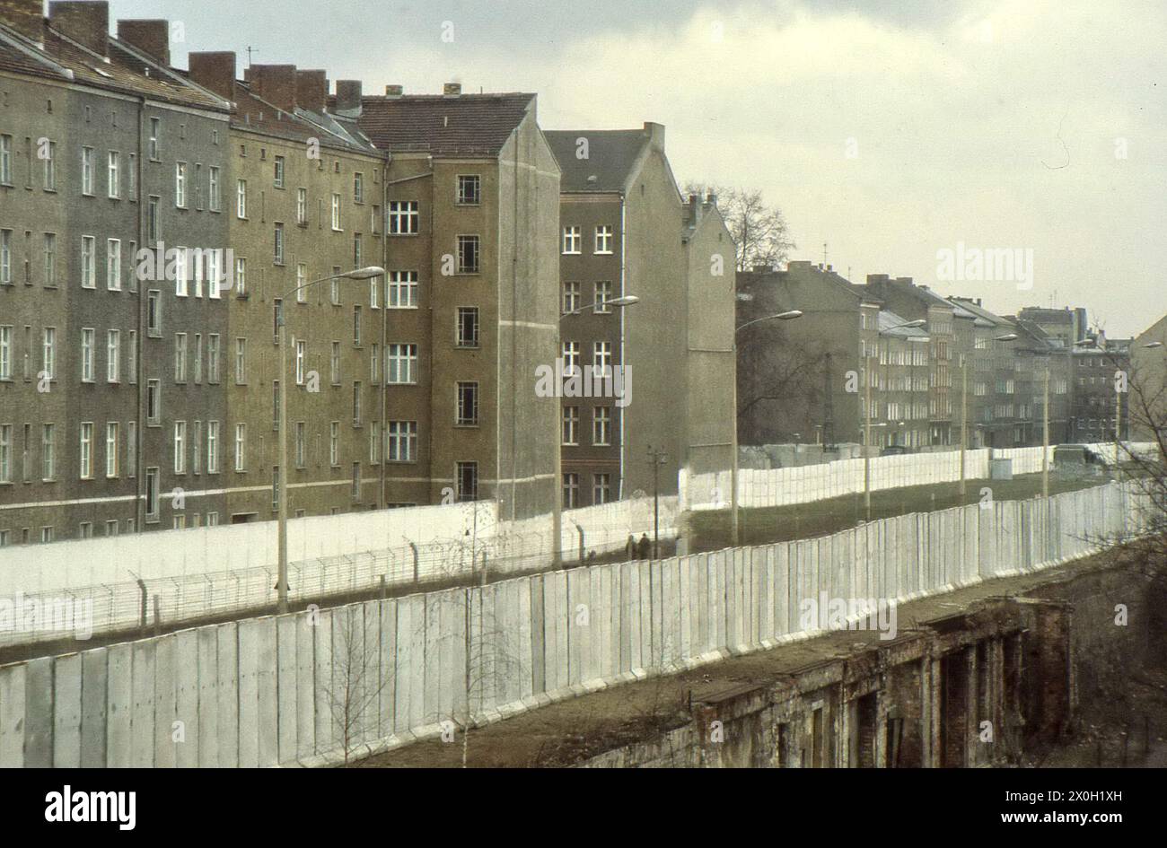 Bundesarchiv photo by Horst Sturm (West Berliners watching from the sidewalk, Bernauer Straße, 15 August 1961)