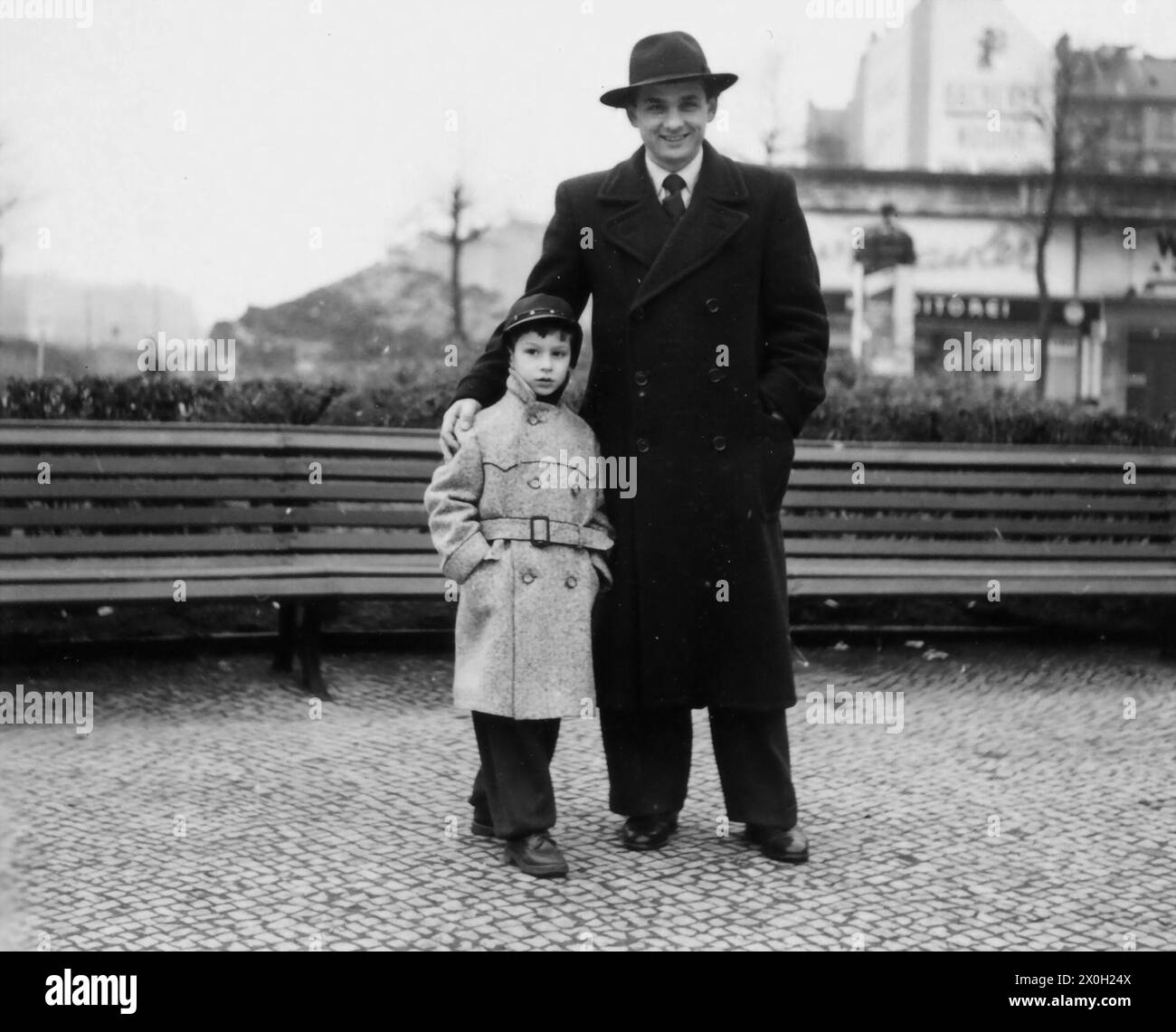 Vater und Sohn mit Hut posieren in Berlin. (Aufnahmedatum: 01.01.1950-31.12.1950) Stock Photo