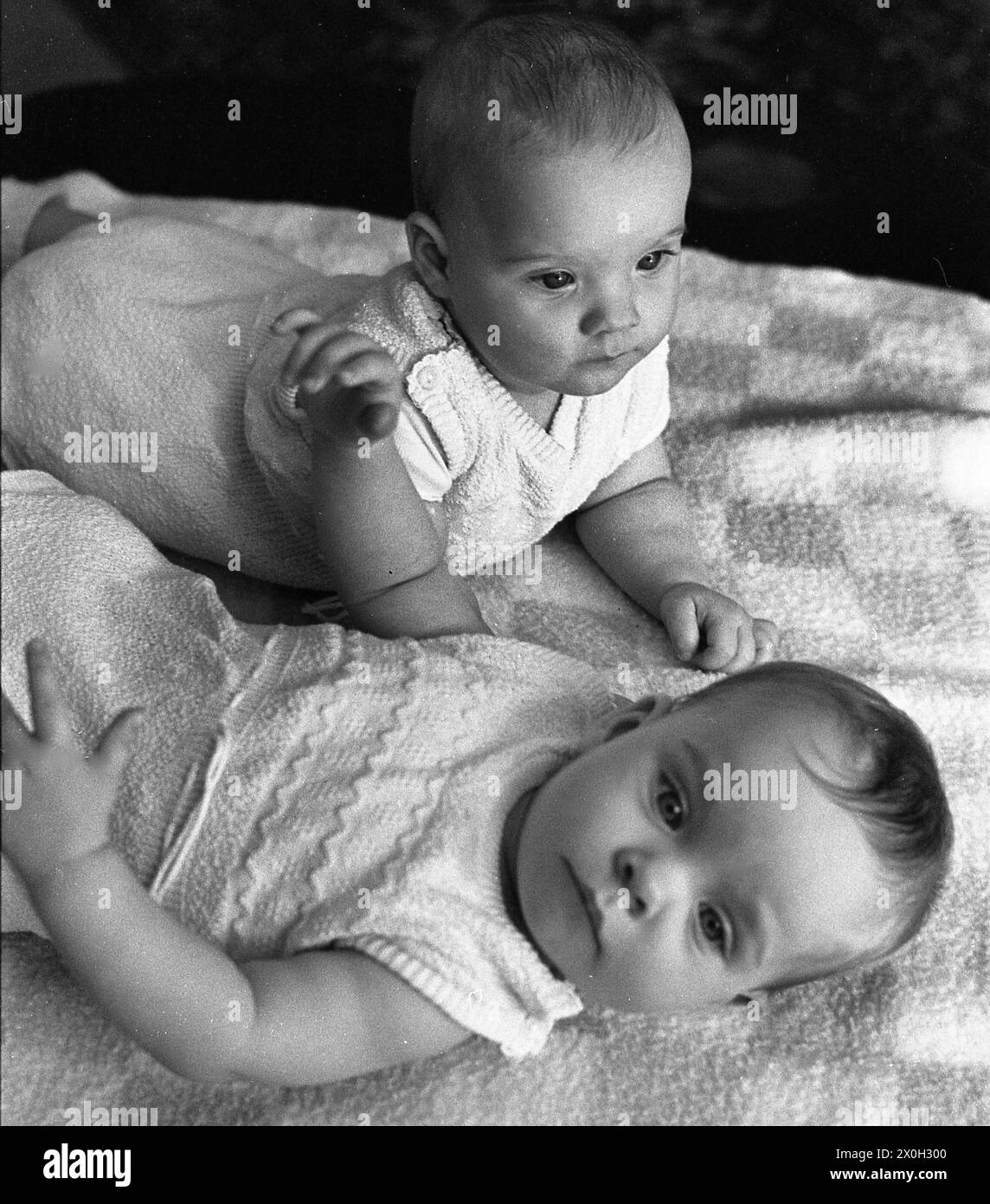 The picture shows two twins. [automated translation] Stock Photo Alamy