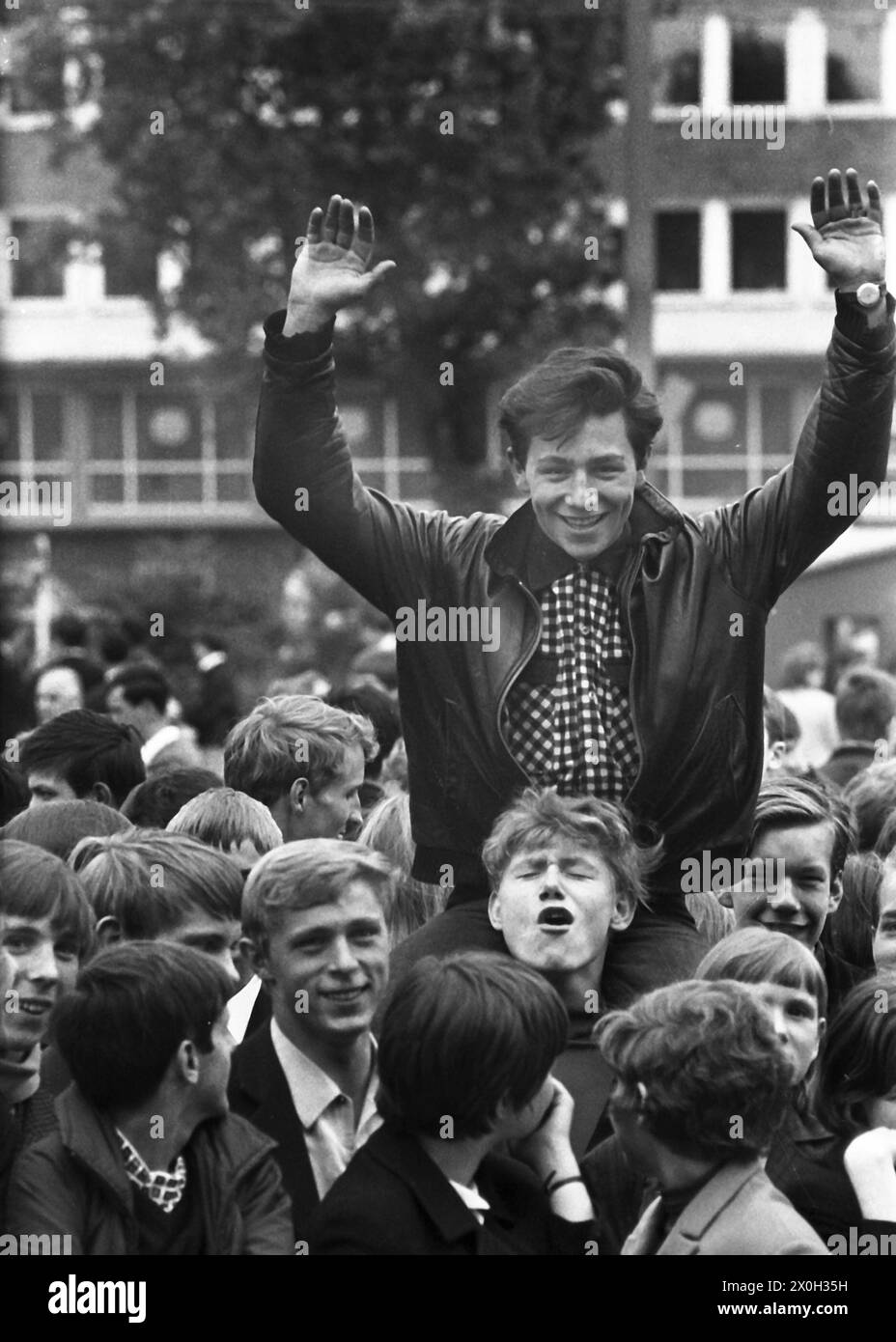 Beatles crowd 60s hi-res stock photography and images - Alamy
