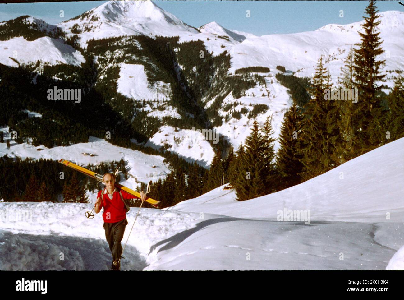 Skier 1950s hi-res stock photography and images - Alamy