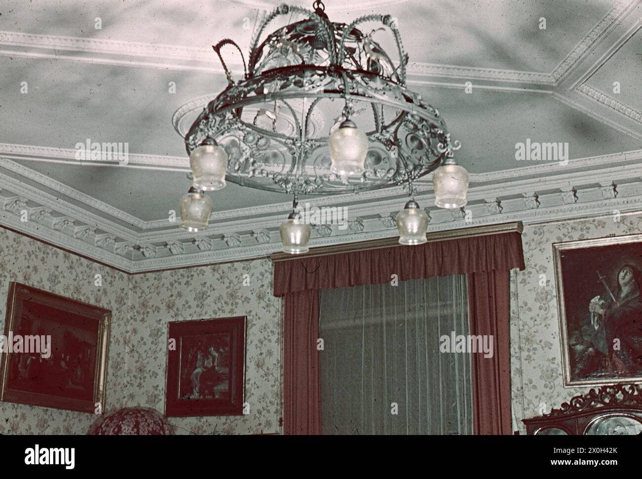 Chandelier in the master bedroom of an apartment in the Blütenstraße in