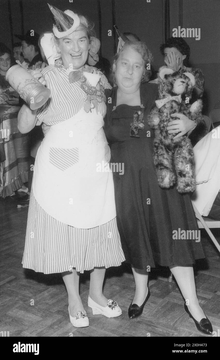 Two women with fancy dresses Black and White Stock Photos & Images - Alamy Two women with fancy dresses Black and White Stock Photos & Images - Alamy
