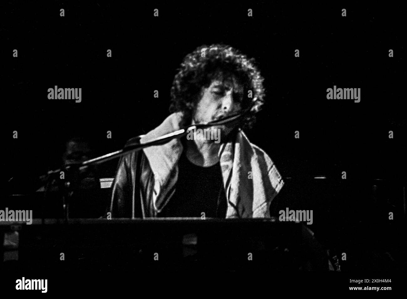 With a towel over his shoulder, Dylan plays the harmonium [automated translation] Stock Photo