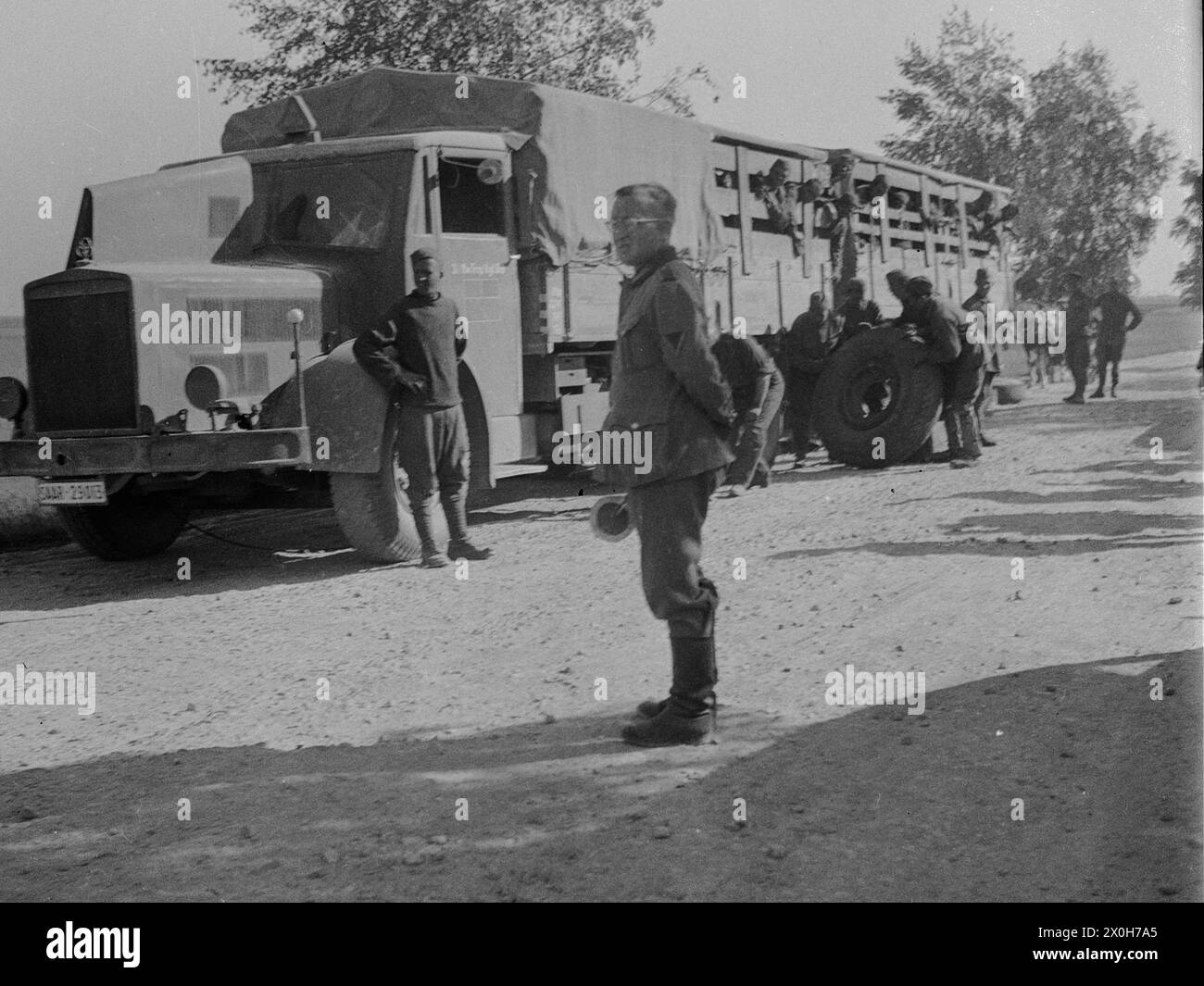 Wehrmacht soldiers changing the tires of a truck. The picture was taken by a member of the Radfahrgrenadierregiment 2 / Radfahrsicherungsregiment 2, on the Eastern Front. Presumably during the advance in the summer of 1941 [automated translation] Stock Photo