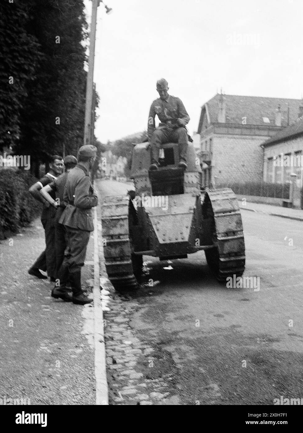 German soldiers and French locals marvel at a Renault FT tank. The photo was taken by a member of the 3rd / Infantry Regiment 154 / 58th Infantry Division. [automated translation] Stock Photo