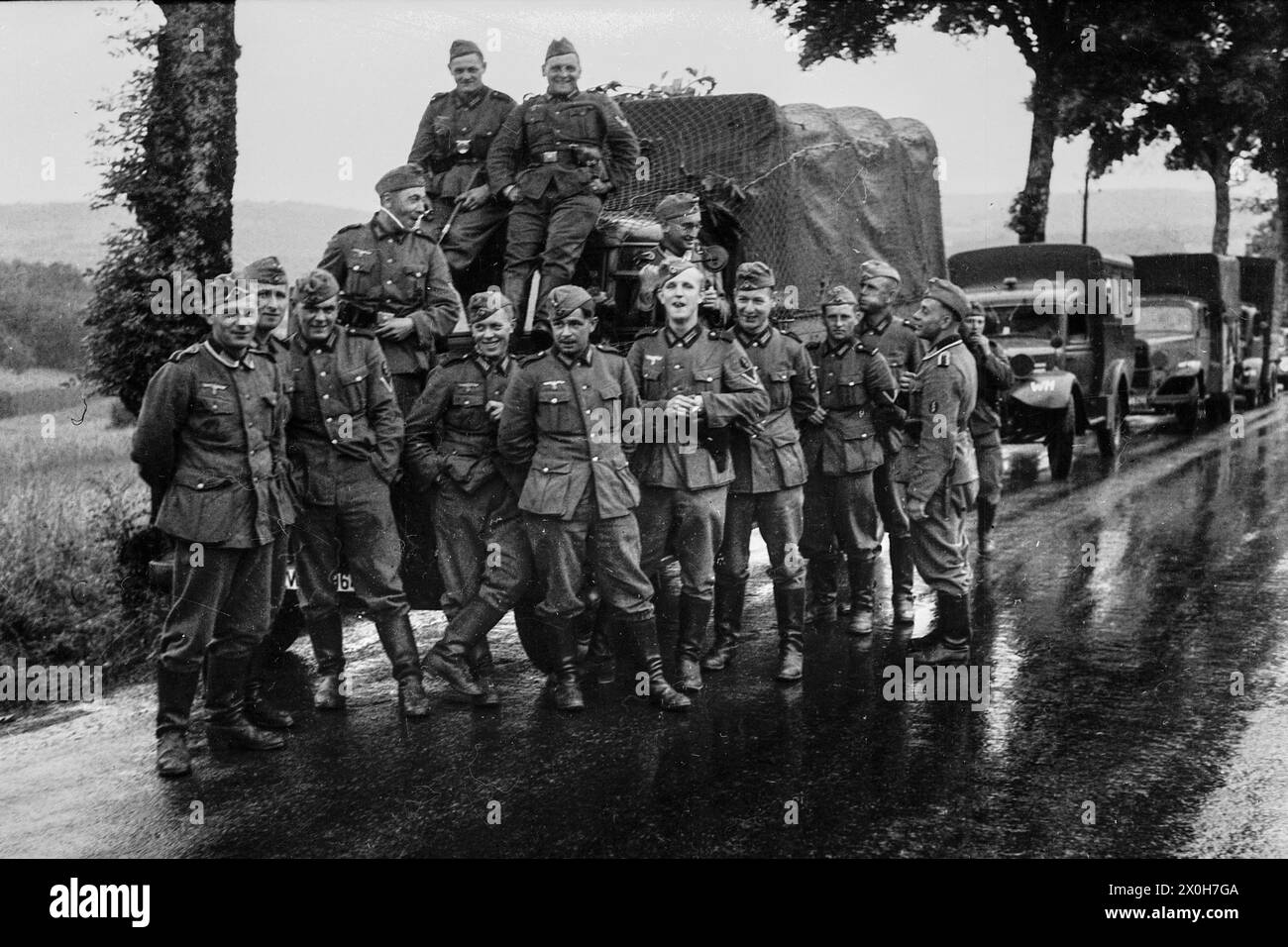 During a break in the march in France, the soldiers of a telecommunications unit pose for a group photo. The picture was taken by a member of the 154th Infantry Regiment / 58th Infantry Division, in France. [automated translation] Stock Photo