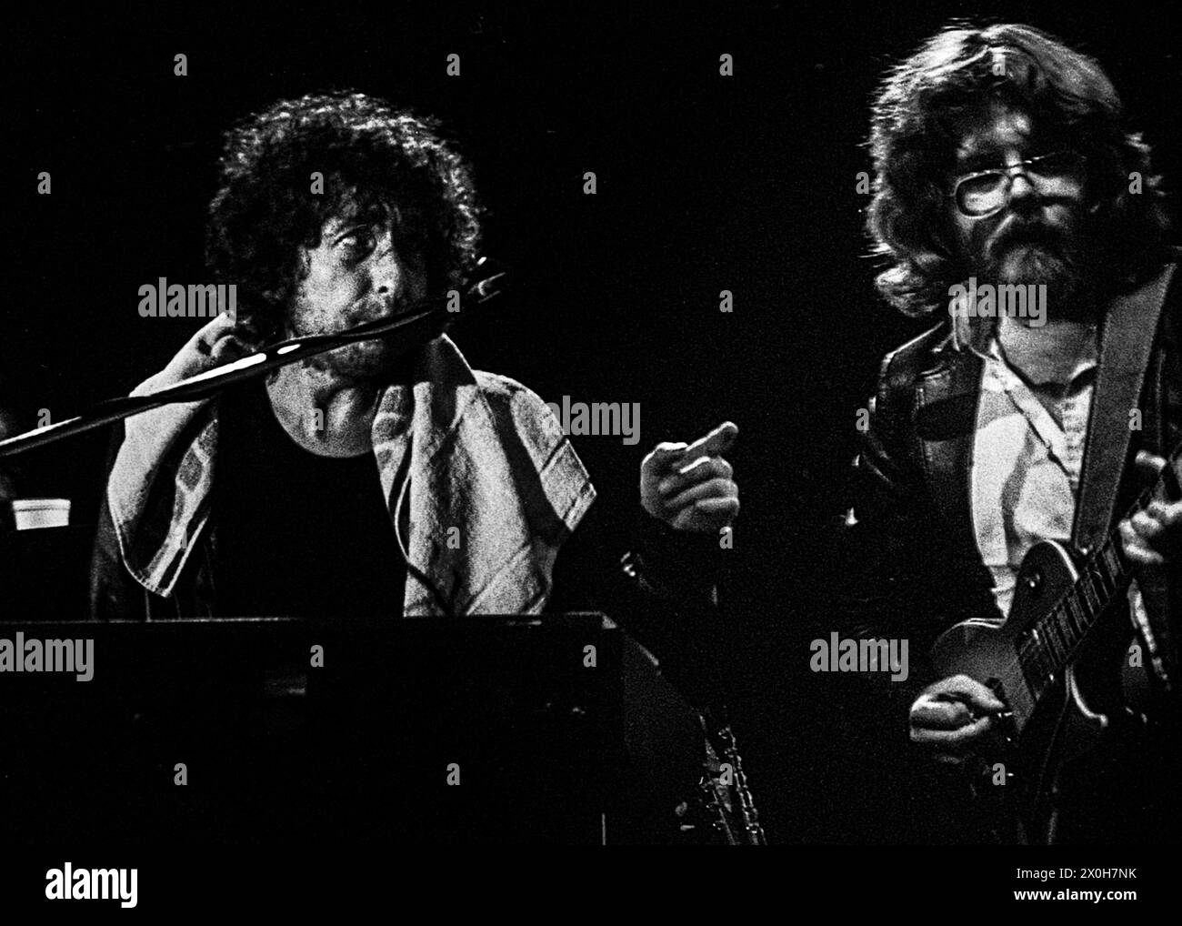 Dylan on the harmonium gives the cue for a guitar solo [automated translation] Stock Photo