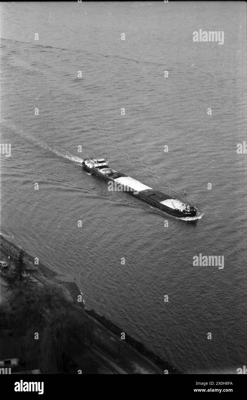 Auf dem Rhein sieht man einen beladenen Lastkahn Stock Photo