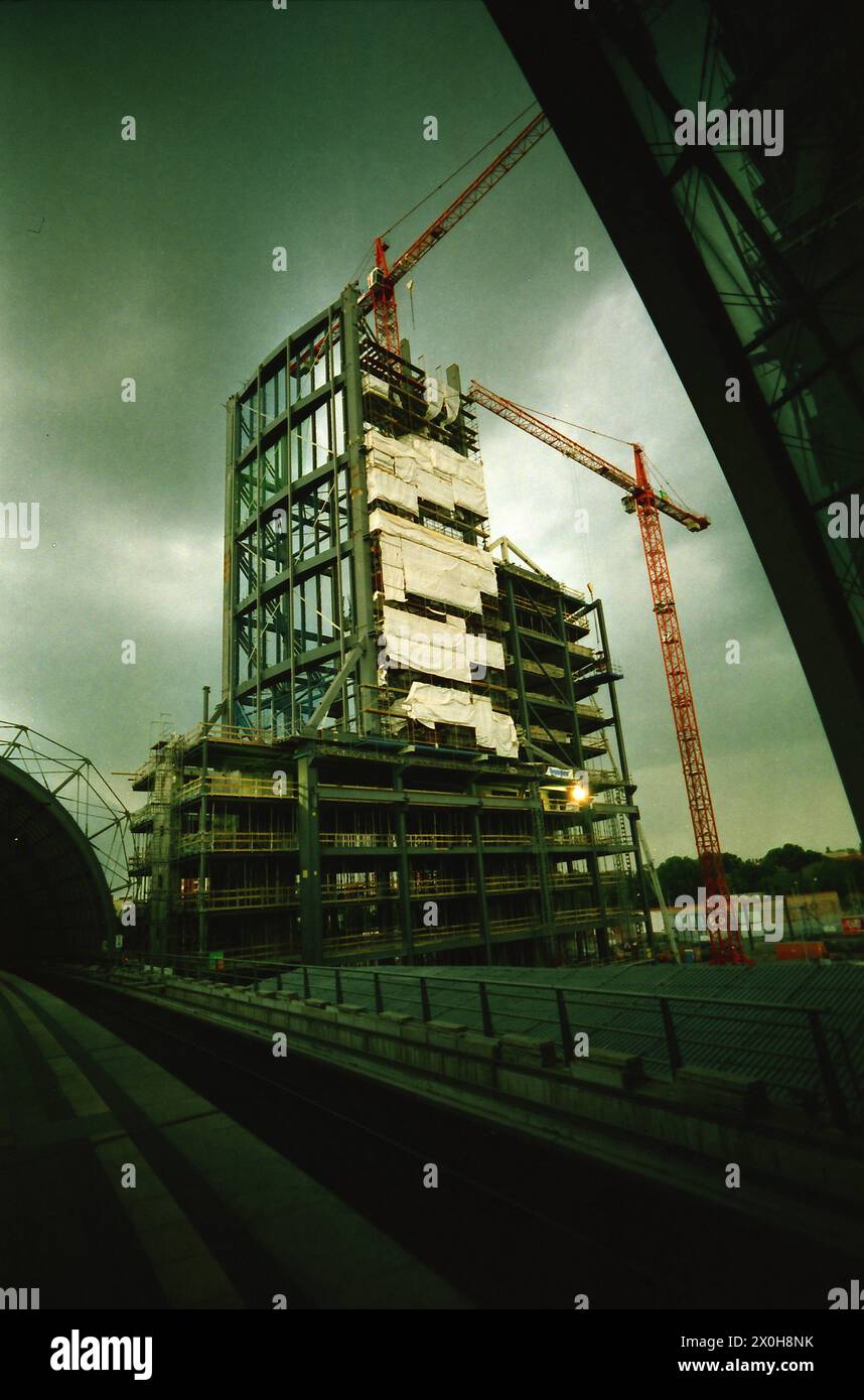 You can see the assembly of one of the two so-called bracket structures ...