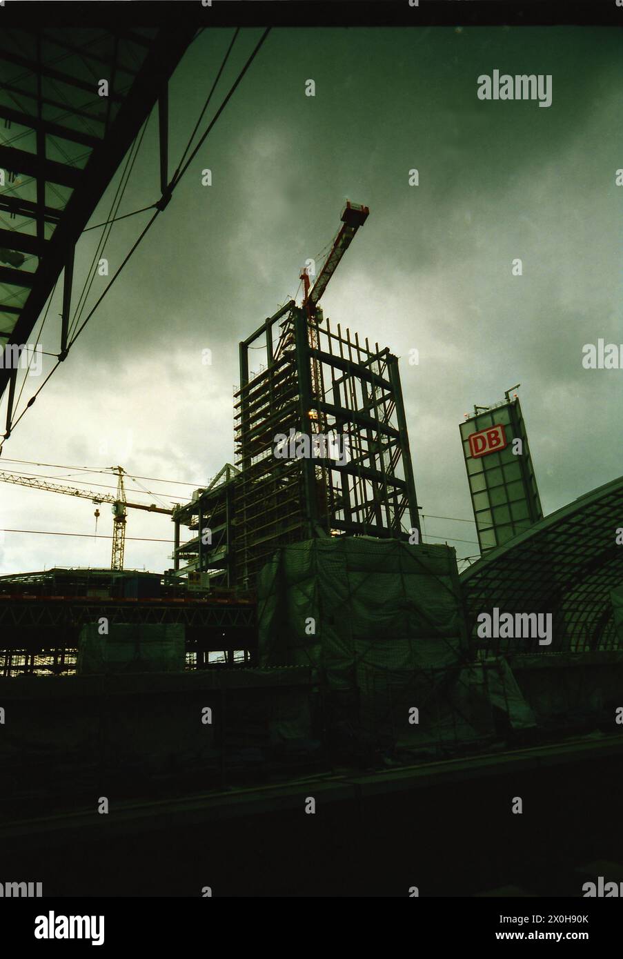 You can see the assembly of one of the two so-called bracket structures ...