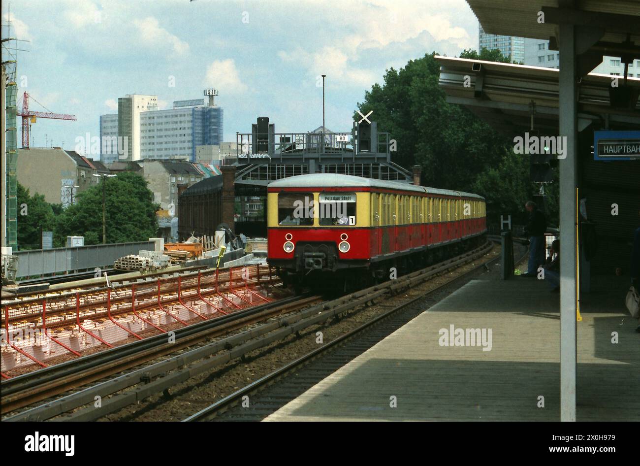 An S-Bahn train on the electrified mainline tracks during the light rail renovation near Hackescher Markt emergency platform [automated translation] Stock Photo