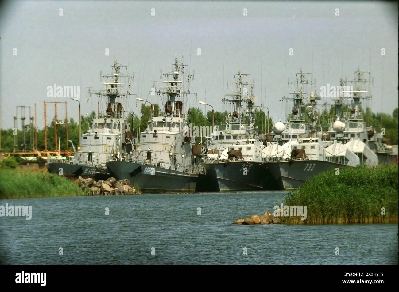 Das Museumsgelände war 1992 noch voll im Aufbau. Auf dem Bild ist das Haafenbecken abgebildet mit zum Verkauf angebotenen Schiffen der NVA-Marine Stock Photo
