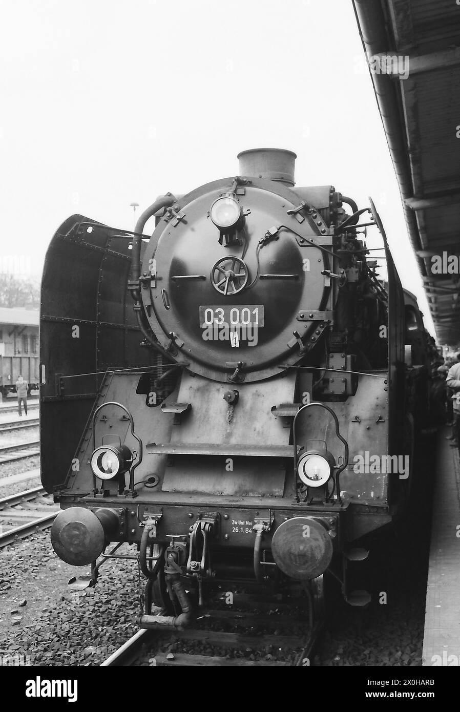 In the 1980s, the DR organized special trips for railroad enthusiasts with steam locomotives on the ZOO-Wannsee-Spandau-Zoo route, here in 1985 with the BR 03 001, probably in March 85. here in black and white [automated translation] Stock Photo