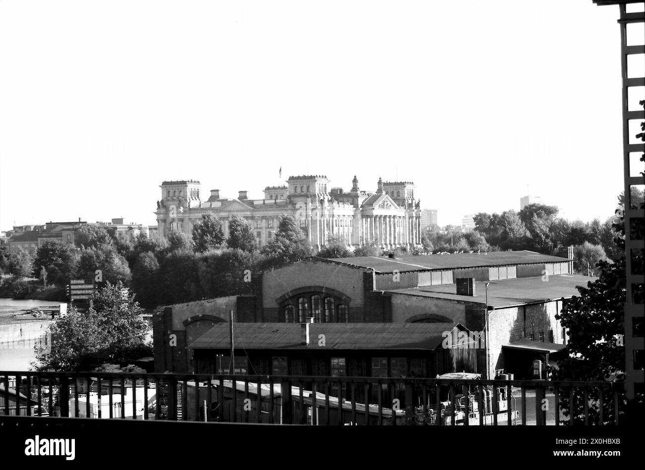 The picture no longer exists in 2015. The Reichstag now has a dome, the