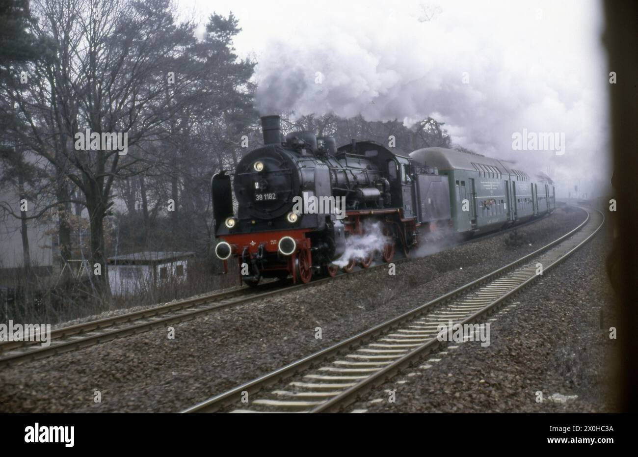 In 1986 there were also special trips for DR railroad enthusiasts in West Berlin on the ZOO-Wannsee-Spandau-ZOO line, here with the BR 38 1182 and a double-decker special train [automated translation] Stock Photo