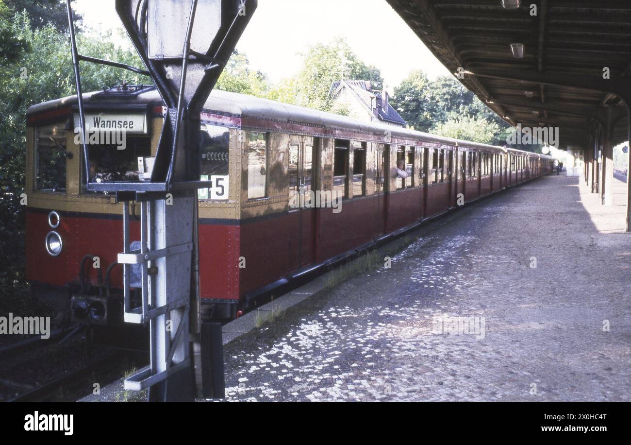 From 1.5.1984 the S3 of the BVG was again extended to Wansee via Charlottenburg. The train is probably at the signal in Grunewald station. [automated translation] Stock Photo