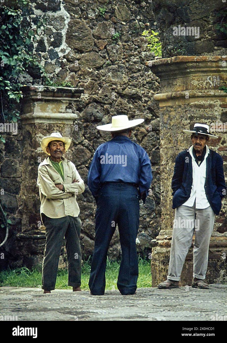 White hats hi-res stock photography and images - Alamy