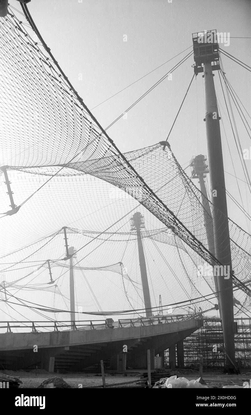 Grandstands and roof construction during rope tensioning. [automated