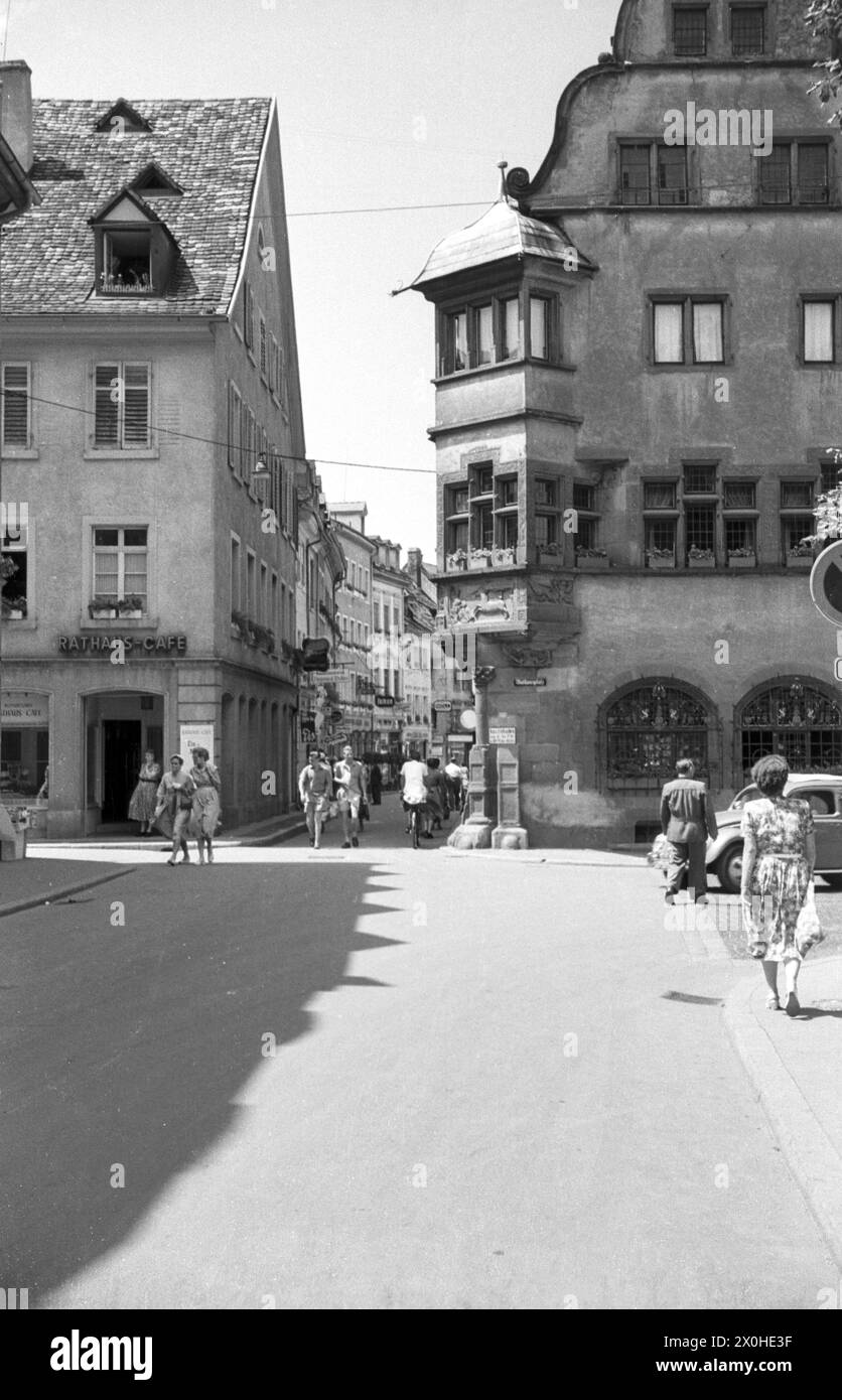 View from Rathausplatz to the bay windows of the New Town Hall and Rathausgasse. Passers-by walk along the street [automated translation] Stock Photo