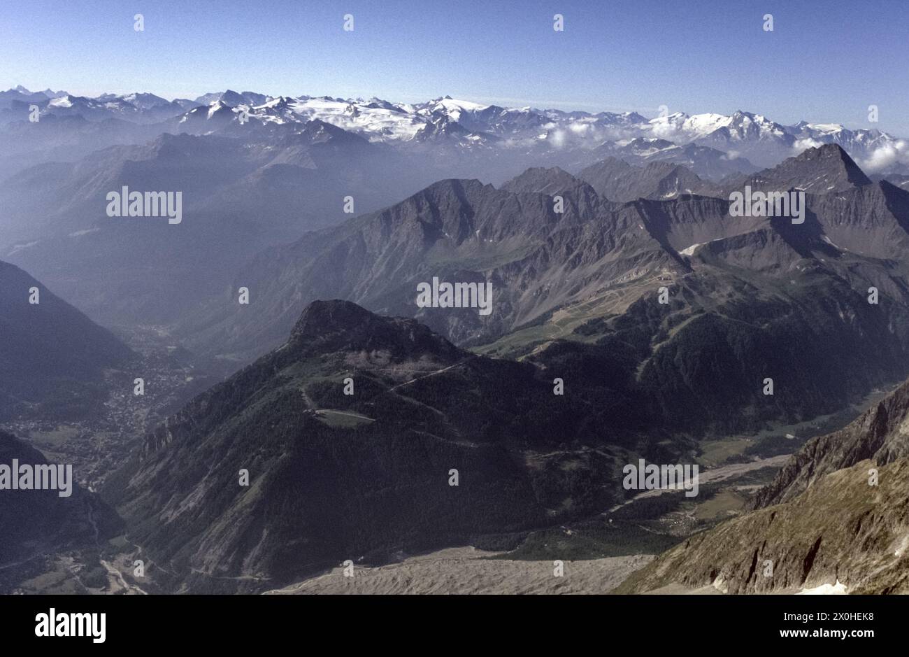 Courmayeur mit Mont Chétif und Col Chécrouit. Im Bild hinten der Gran ...