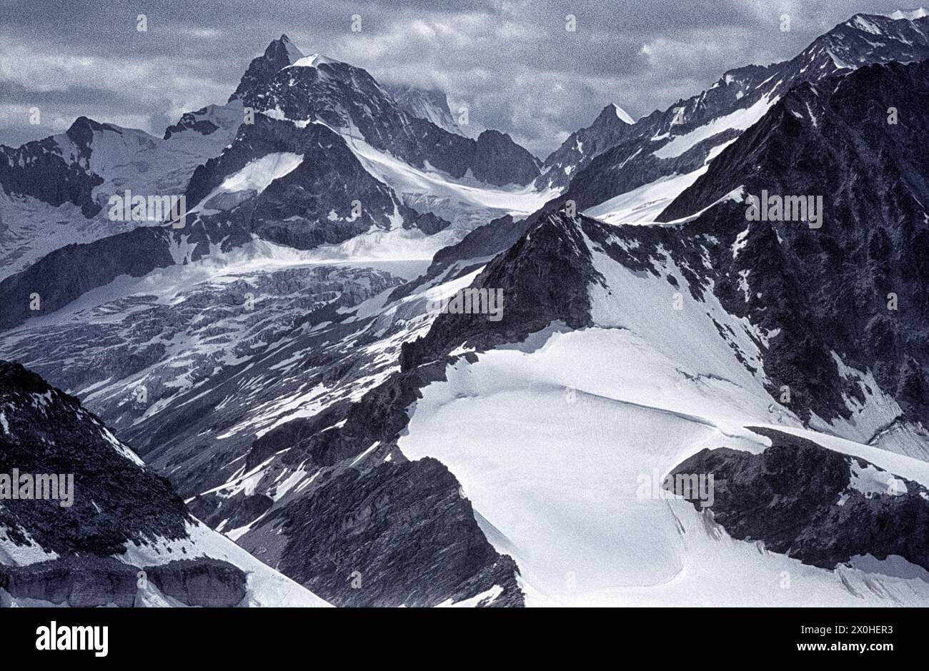 Panorama from the Mettelhorn. View of the Trift gorge, Wellenkuppe and ...