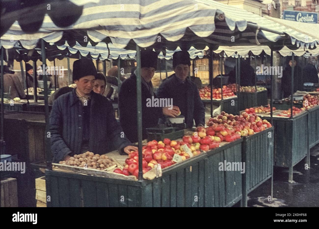 Sale of apples and walnuts. [automated translation] Stock Photo - Alamy