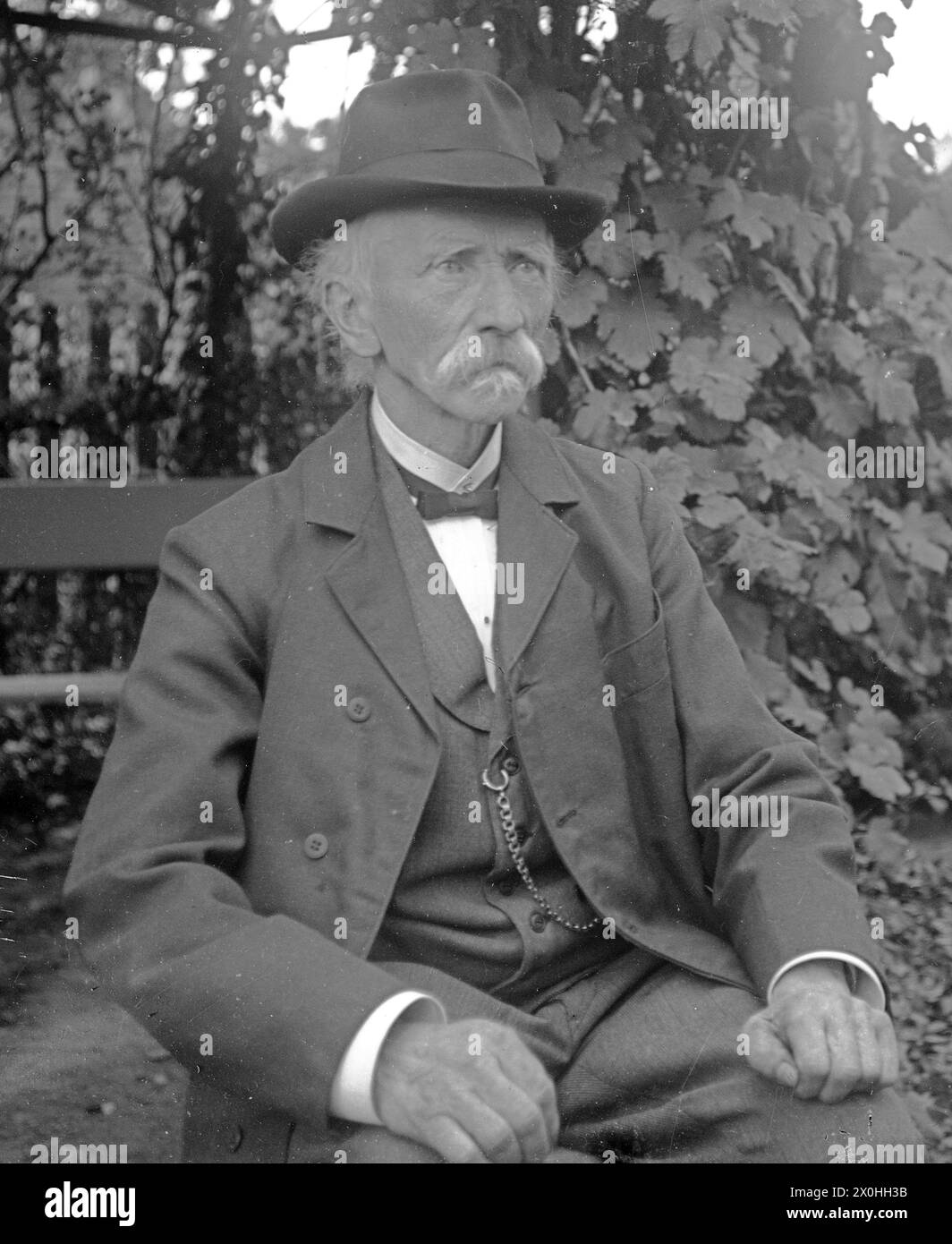 Old man sitting in Black and White Stock Photos & Images - Alamy