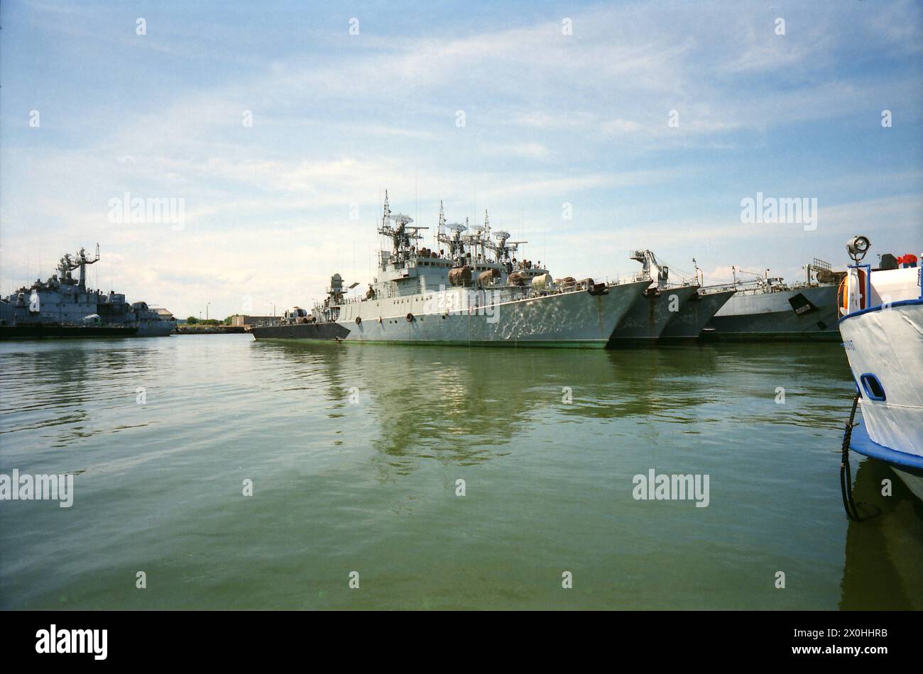 Das Museumsgelände war 1992 noch voll im Aufbau. Auf dem Bild ist das Hafenbecken abgebildet mit zum Verkauf angebotenen Schiffen der NVA-Marine Stock Photo