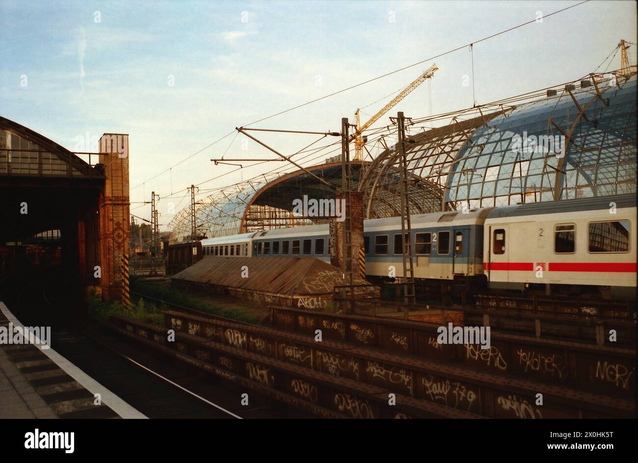 Only a few days after the ring closure, traffic on the Stadtbahn between Friedrichstraße and Zoologischer Garten is discontinued. The S-Bahn leaves the old station and moves into the still unfinished main station. From July 3, the old Lehrter station is demolished. [automated translation] Stock Photo