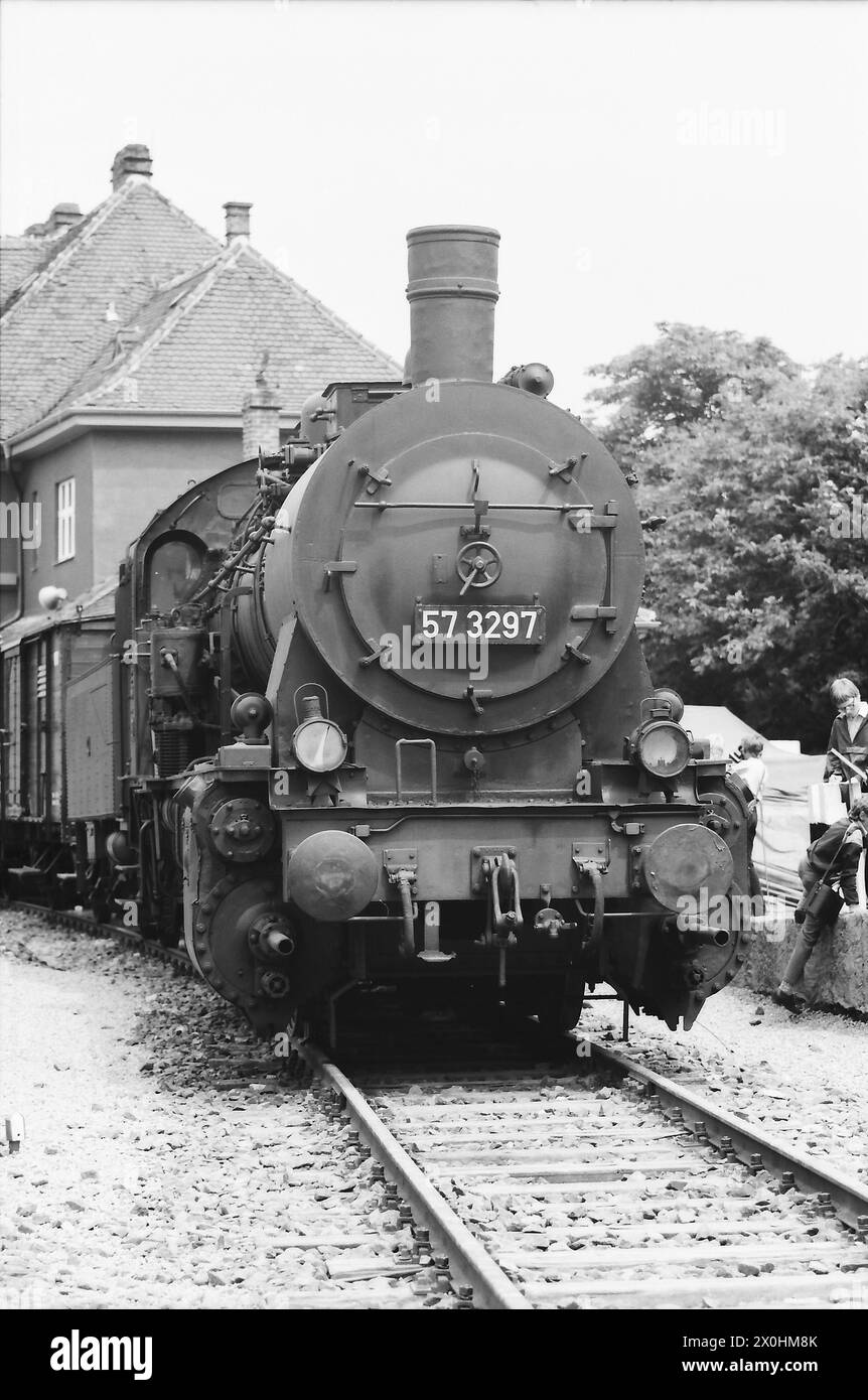 Such shows were not only held in Berlin. Class 57 3297 in front of historic freight wagons [automated translation] Stock Photo