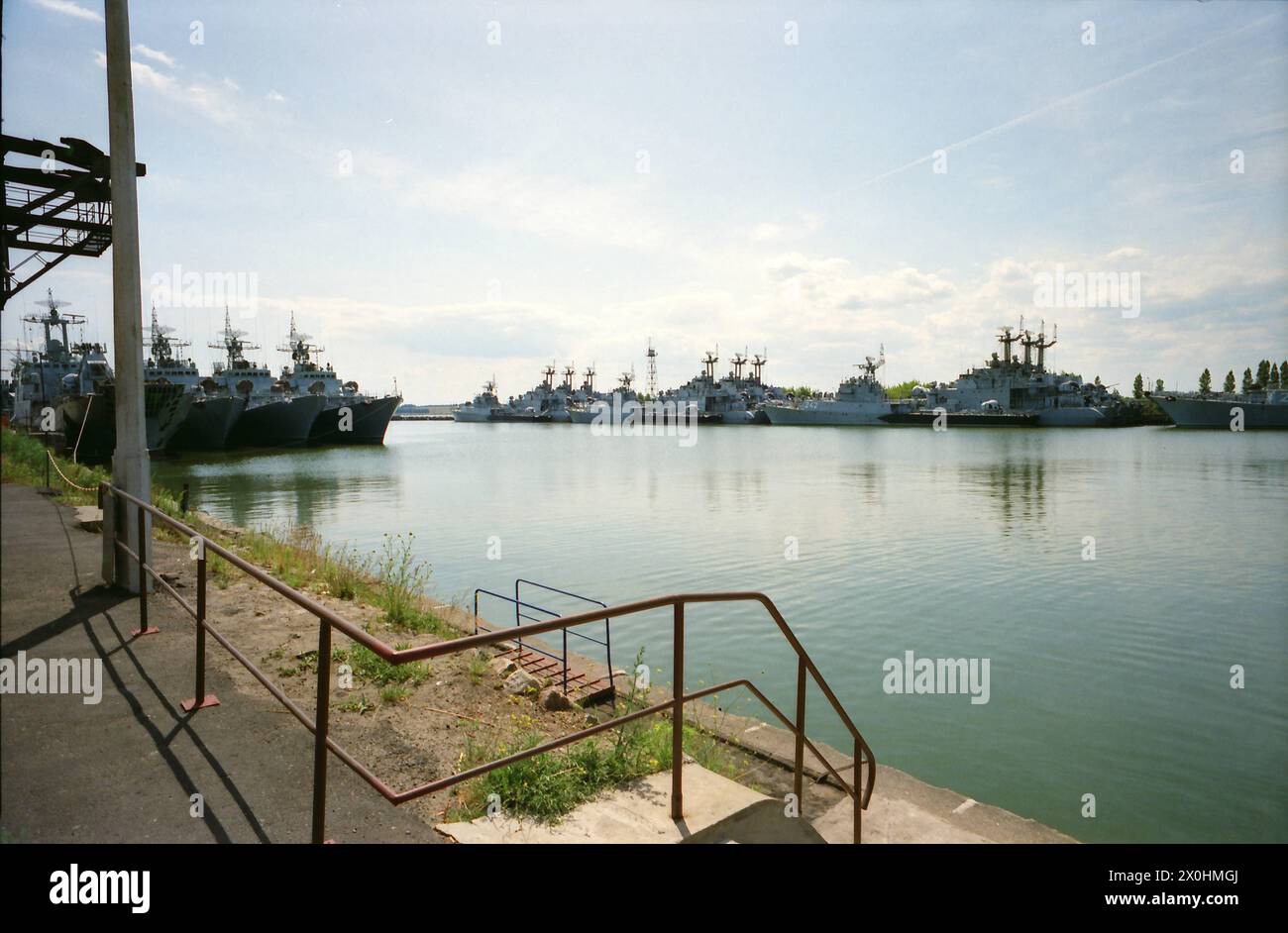 Das Museumsgelände war 1992 noch voll im Aufbau. Auf dem Bild ist das Hafenbecken abgebildet mit zum Verkauf angebotenen Schiffen der NVA-Marine Stock Photo