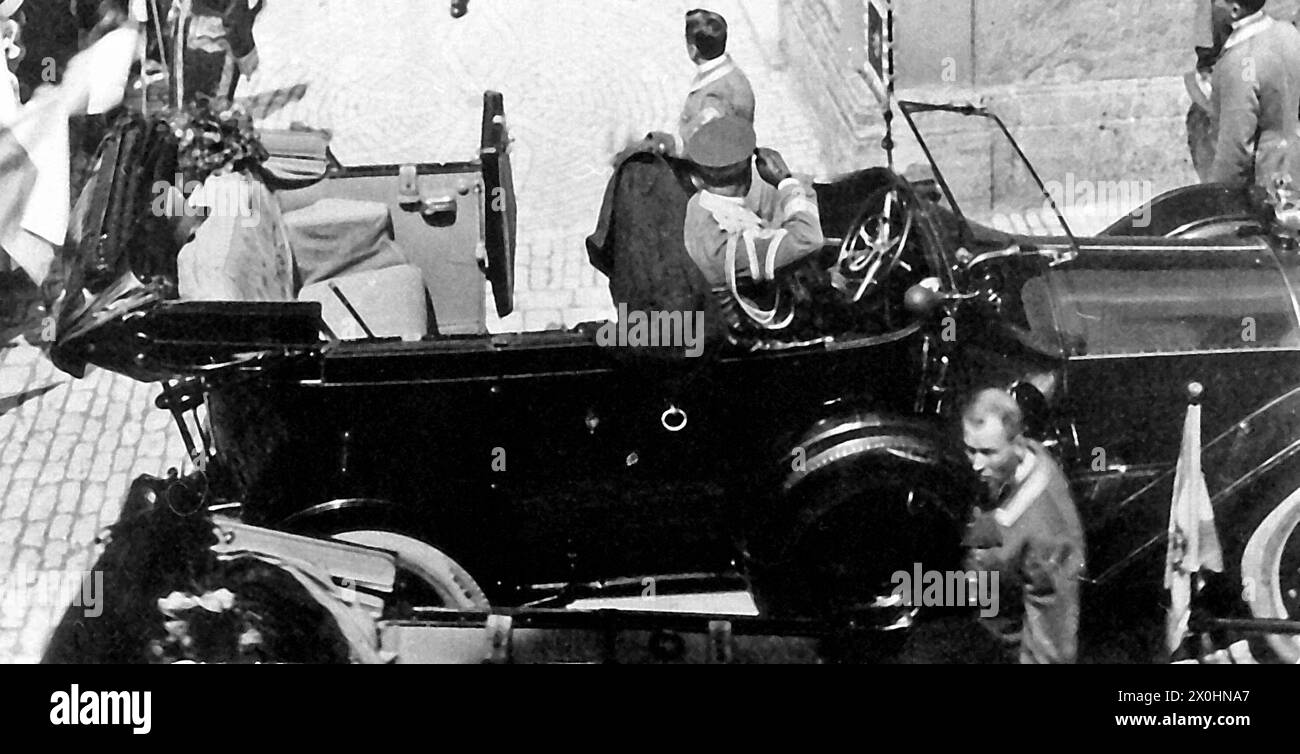 Car with chauffeur of King Ludwig III in front of St. Andrew's Church ...