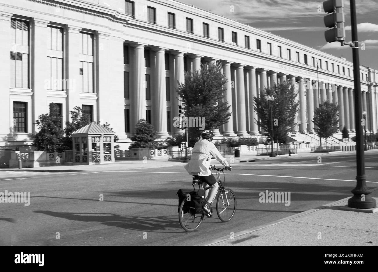 Biker riding in front of Washington DC Engraving building USA Stock Photo