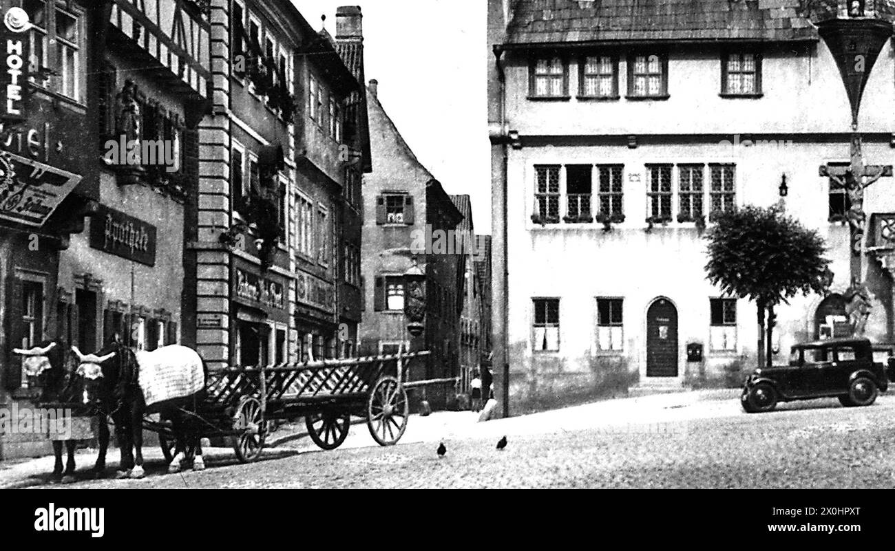 Rathaus - davor Pferdefuhrwerk , Oldtimer, links Hotel Schnecke ,Cafe und NS - Zeitungsverkauf,rechts Zigarren - Farben - Geschäft (Aufnahmedatum: 01.01.1935-31.12.1945) Stock Photo