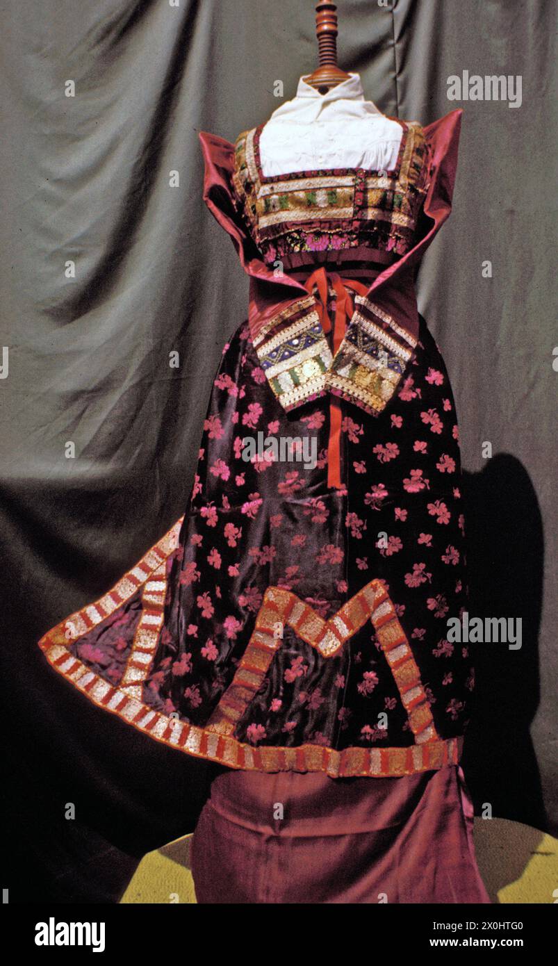 Traditional costume from museum hi-res stock photography and images - Alamy
