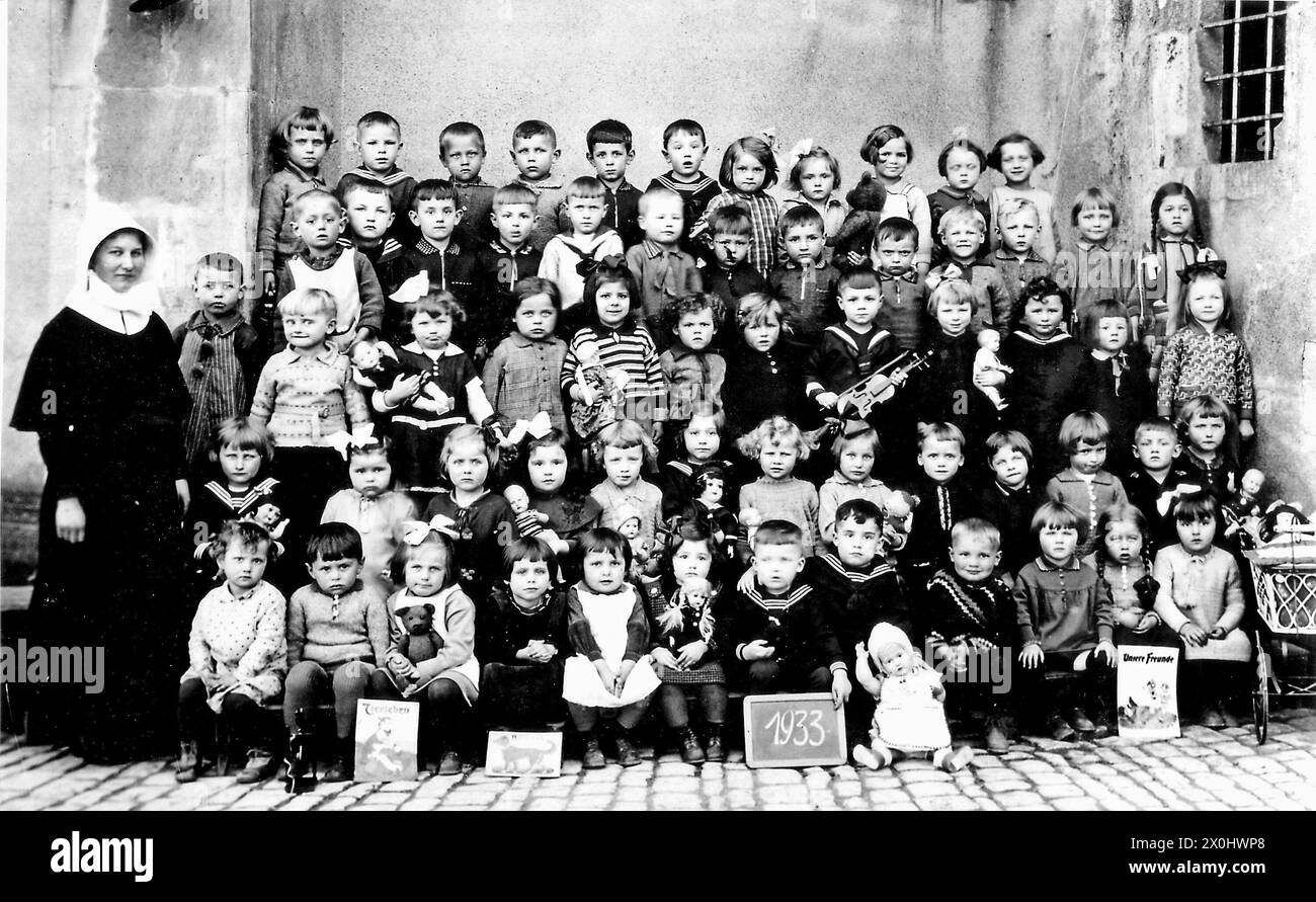  Foto zu Photo of a kindergarten group and an educator in Ochsenfurt. [automated 