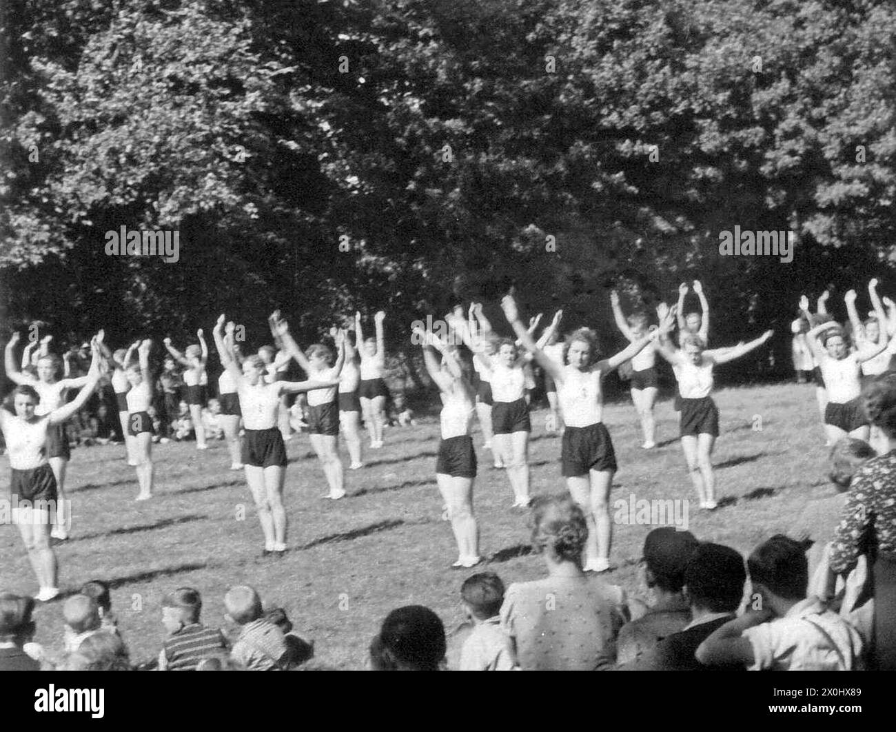 Ochsenfurt in the Third Reich - Girls at the sports festival [automated translation] Stock Photo