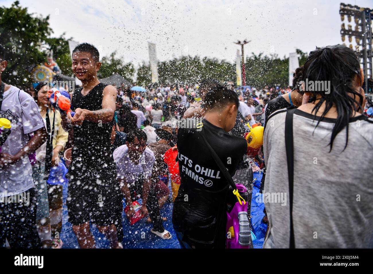 (240412) MANGSHI, April 12, 2025 (Xinhua) Tourists and local people celebrate the water