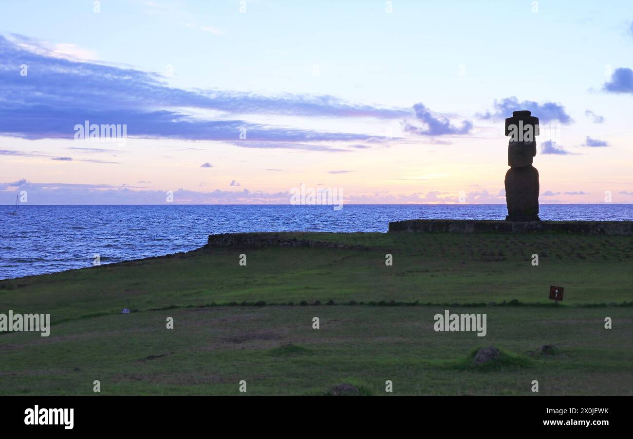Silhouette of Moai with Pukao (Hat) of Ahu Ko Te Riku Ceremonial Platform, with Pacific Ocean in the Backdrop, Easter Island, Chile, South America Stock Photo