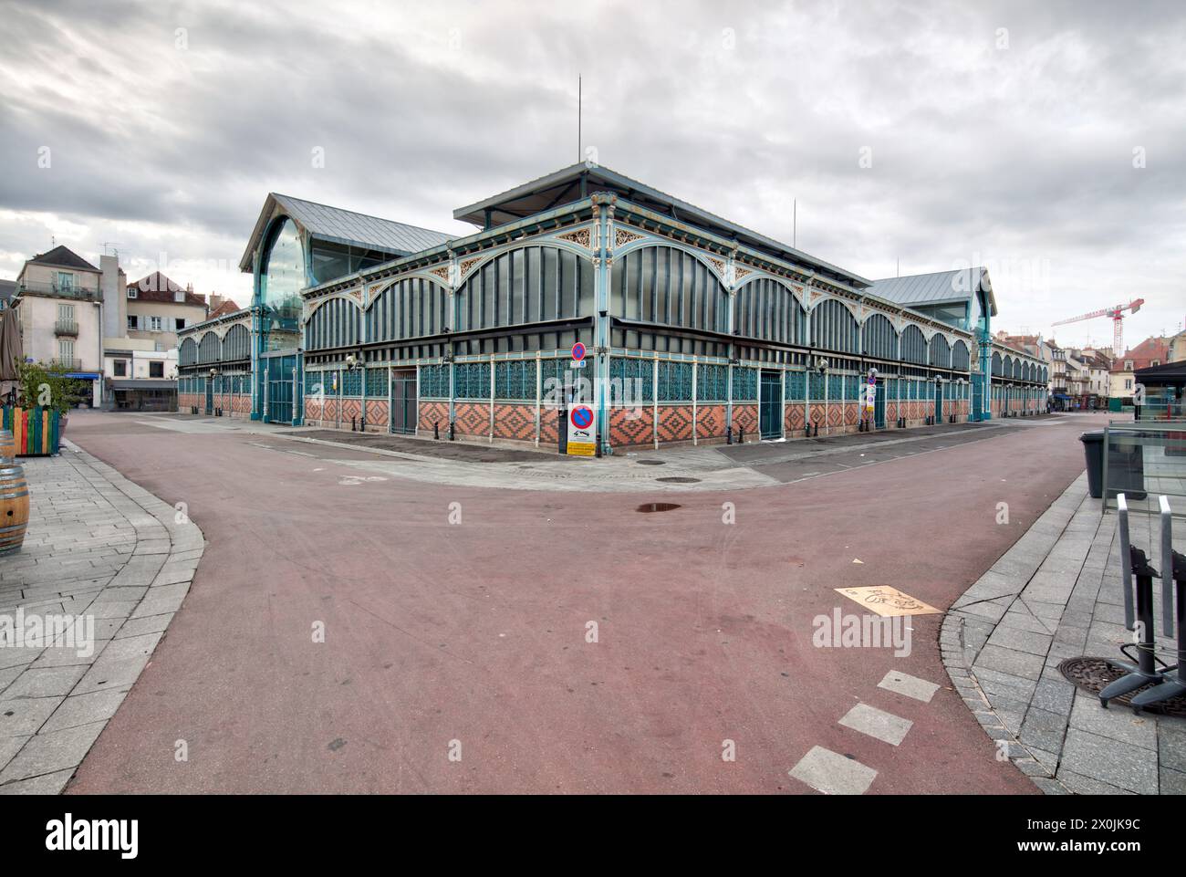 marche-market-hall-house-facade-architecture-city-walk-dijon