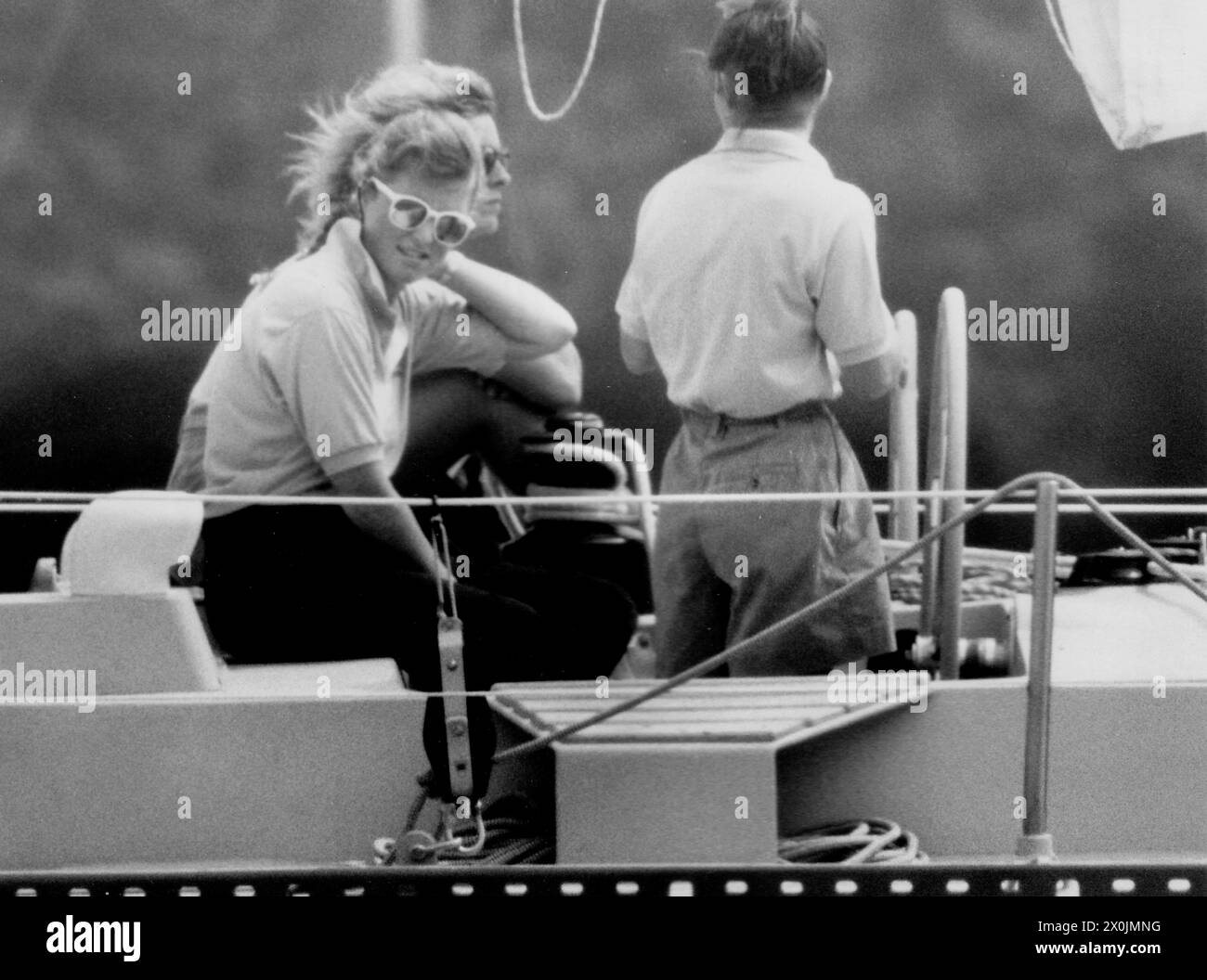 SARAH FERGUSON , THE DUCHESS OF YORK ABOARD THE YACHT MAIDEN WITH SKIPPER TRACY EDWARDS. JULY 1989 PIC MIKE WALKER 1989 Stock Photo