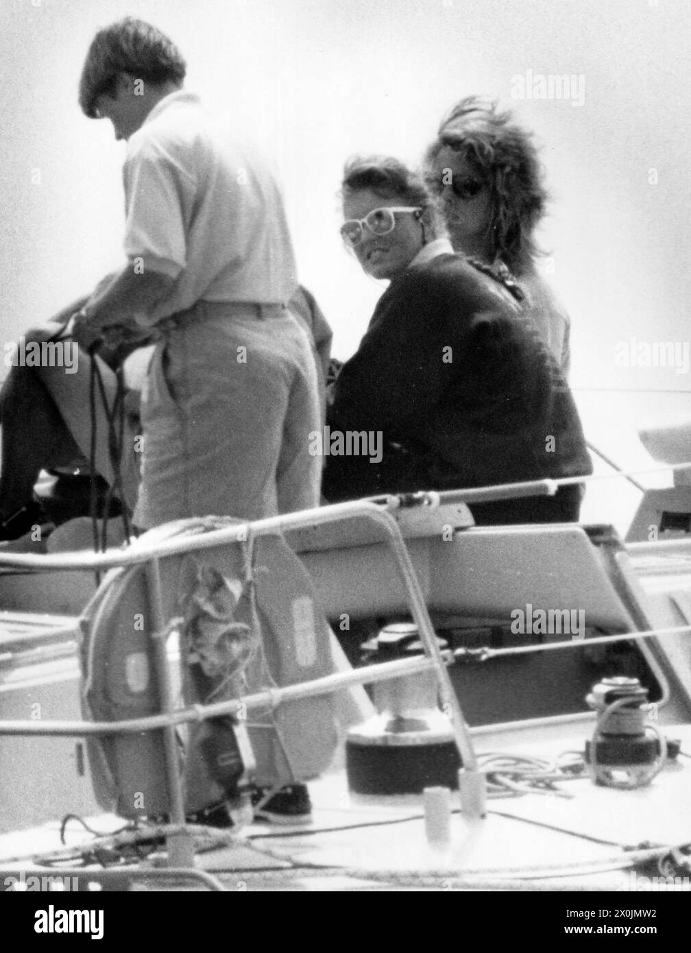 SARAH FERGUSON , THE DUCHESS OF YORK ABOARD THE YACHT MAIDEN WITH SKIPPER TRACY EDWARDS. JULY 1989 PIC MIKE WALKER 1989 Stock Photo